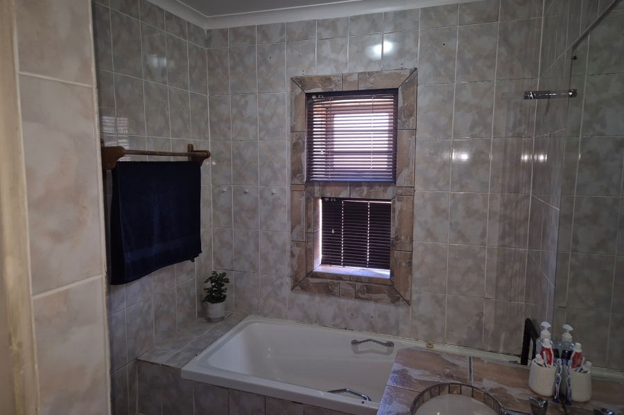 4 Bedroom Property for Sale in Onverwacht Western Cape